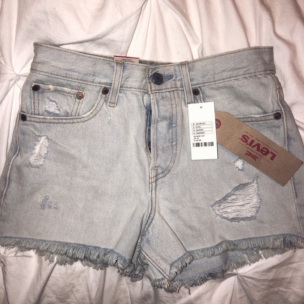 Wedgie fit high rise Levi’s jean shorts